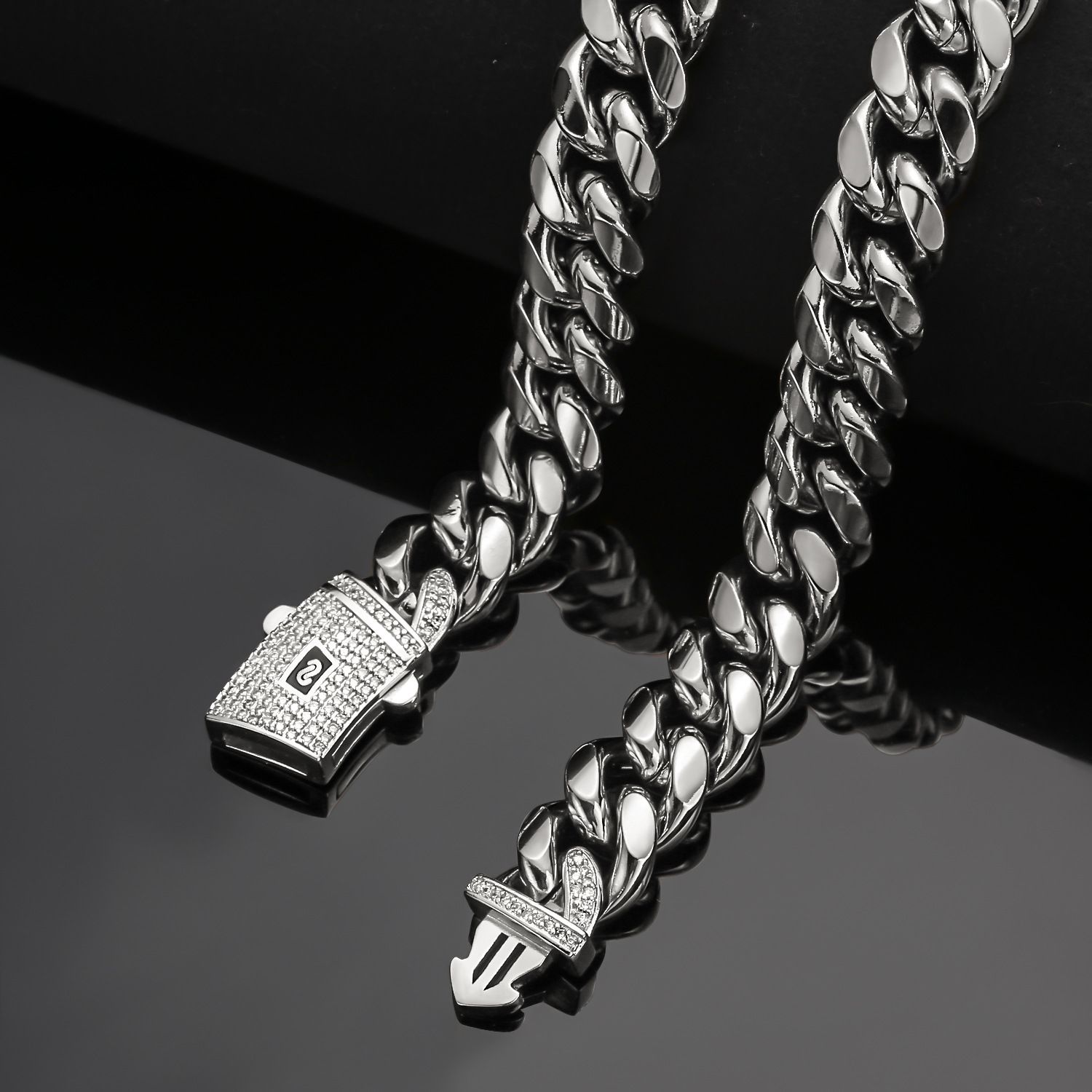 Collier ras du cou incurvé en acier inoxydable